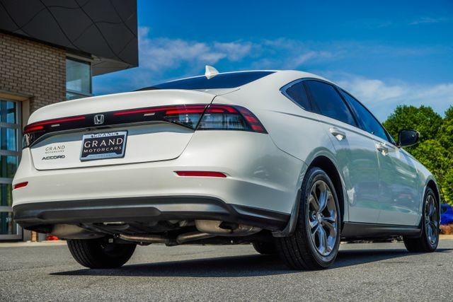 Used 2023 White Honda EX image 12