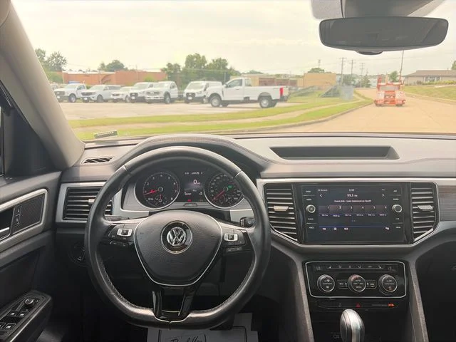 Used 2018  Volkswagen SEL image 25