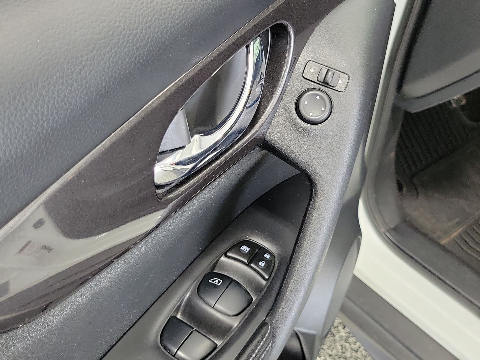 Used 2019 White Nissan SV image 7