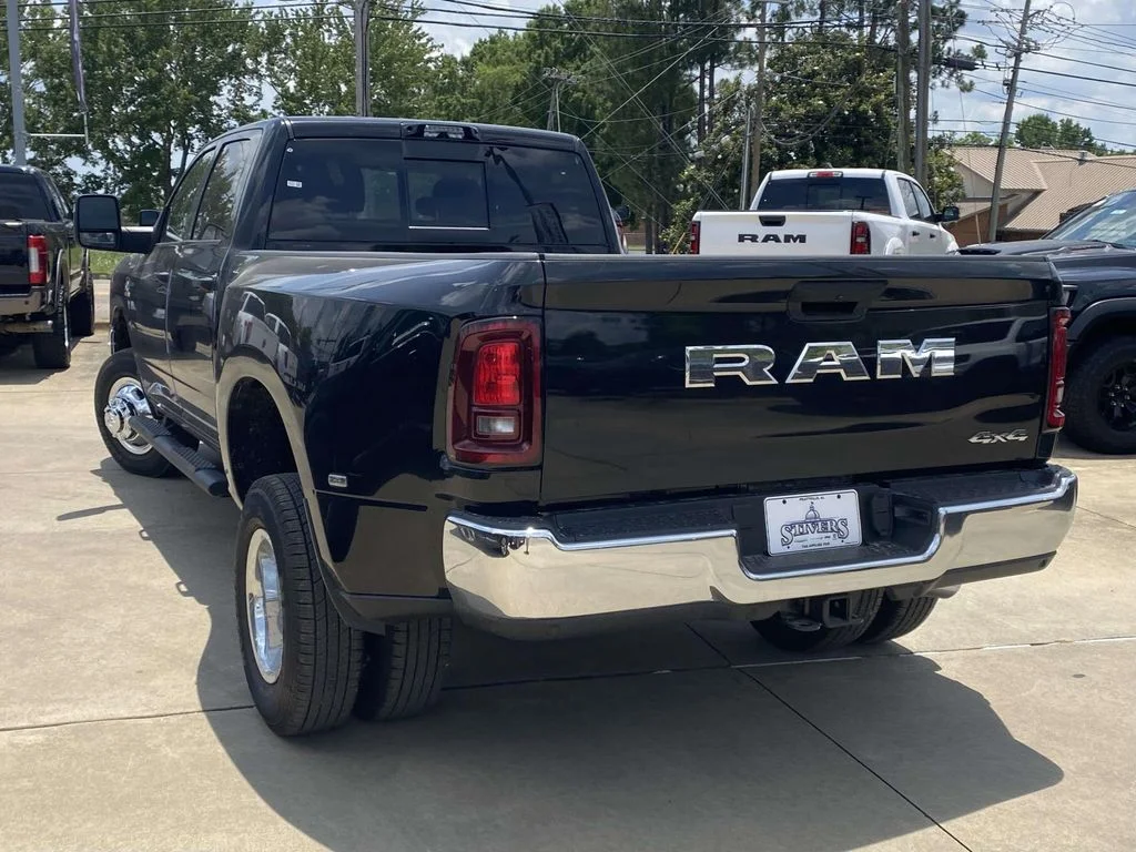 New 2026 Diamond Black Crystal Pearl-Coat Exterior Paint RAM Tradesman image 4