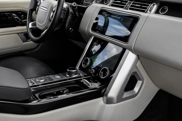 Used 2019 White Land Rover 5.0L V8 Supercharged image 29