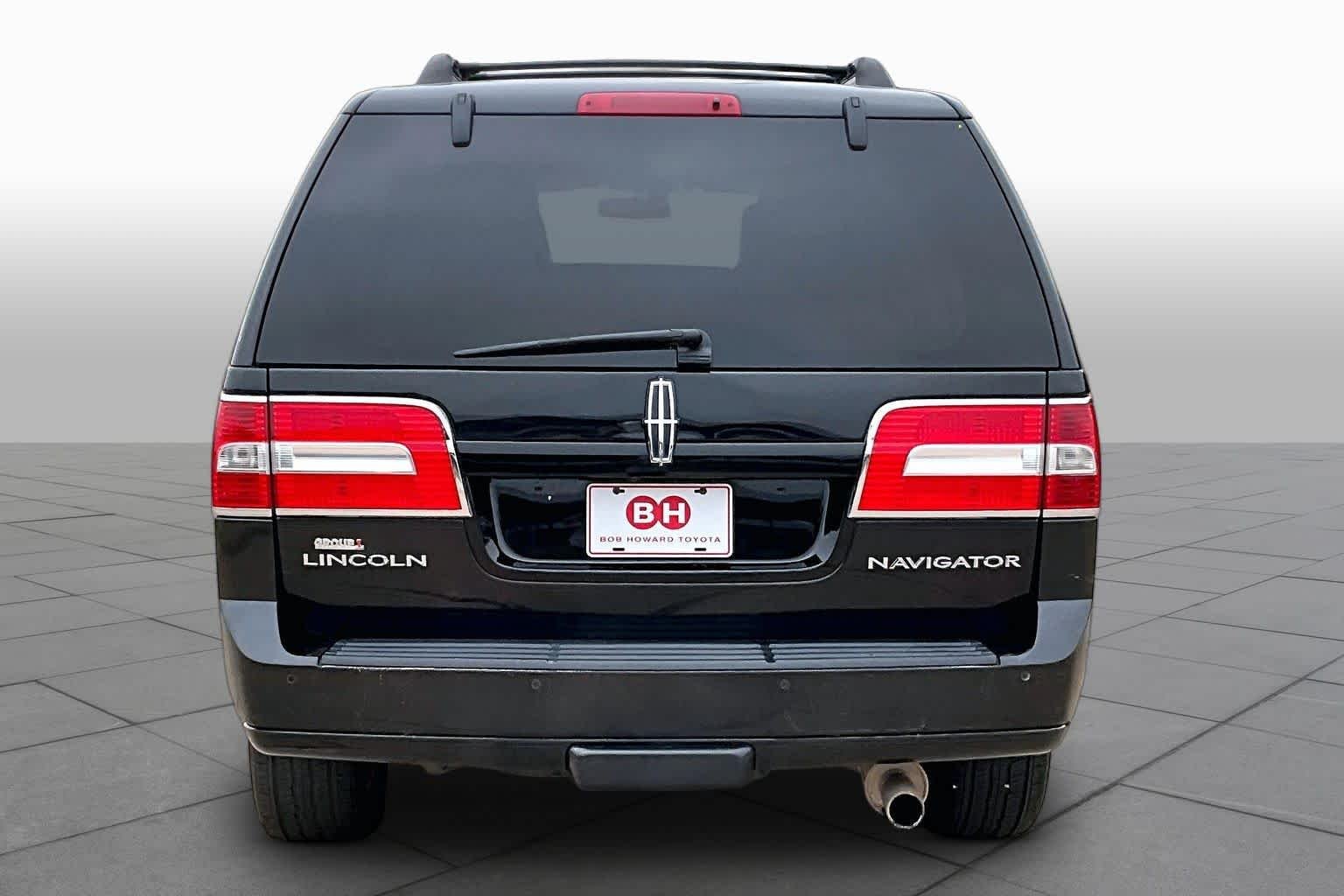 Used 2014 Tuxedo Black Metallic Lincoln  image 4
