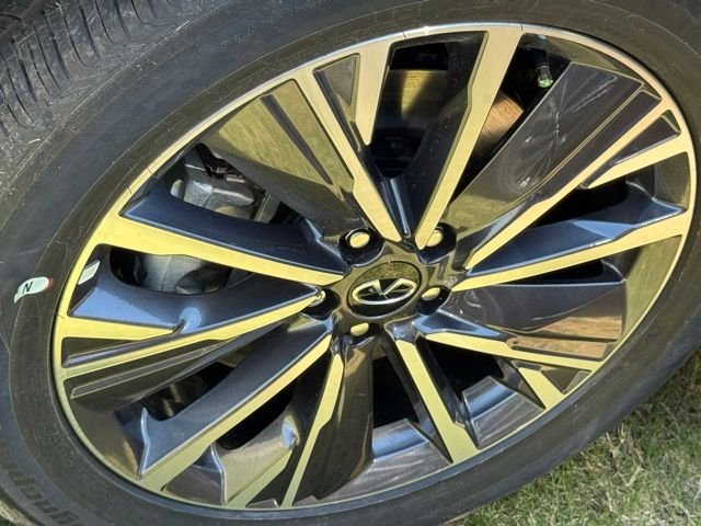 New 2026 Radiant White INFINITI LUXE image 9