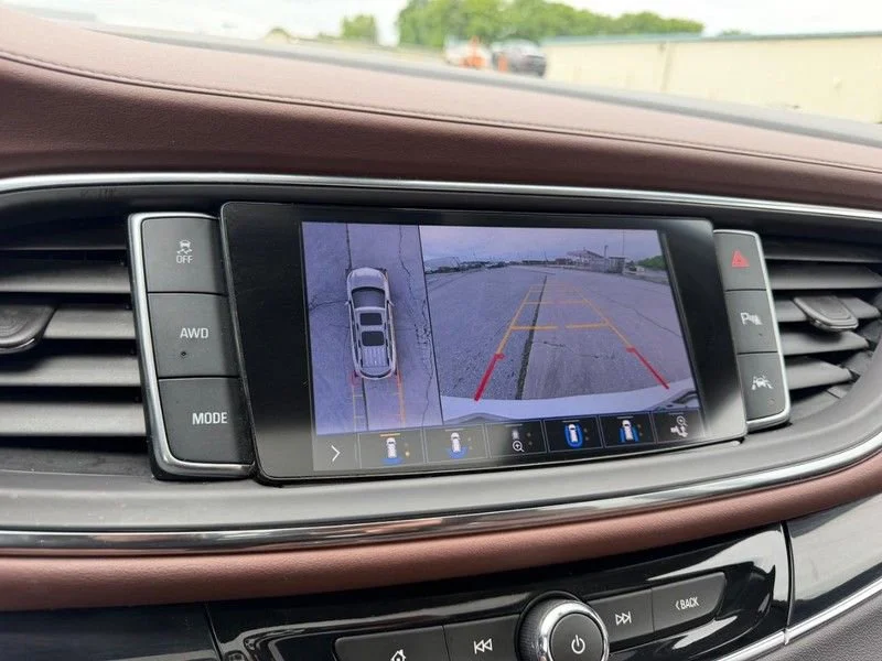 Used 2021 WHITE FROST TRICOAT Buick Avenir image 24