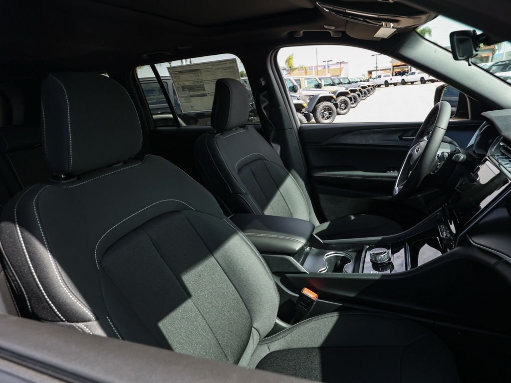 New 2026 Diamond Black Crystal Pearl-Coat Exterior Paint Jeep Laredo X image 20