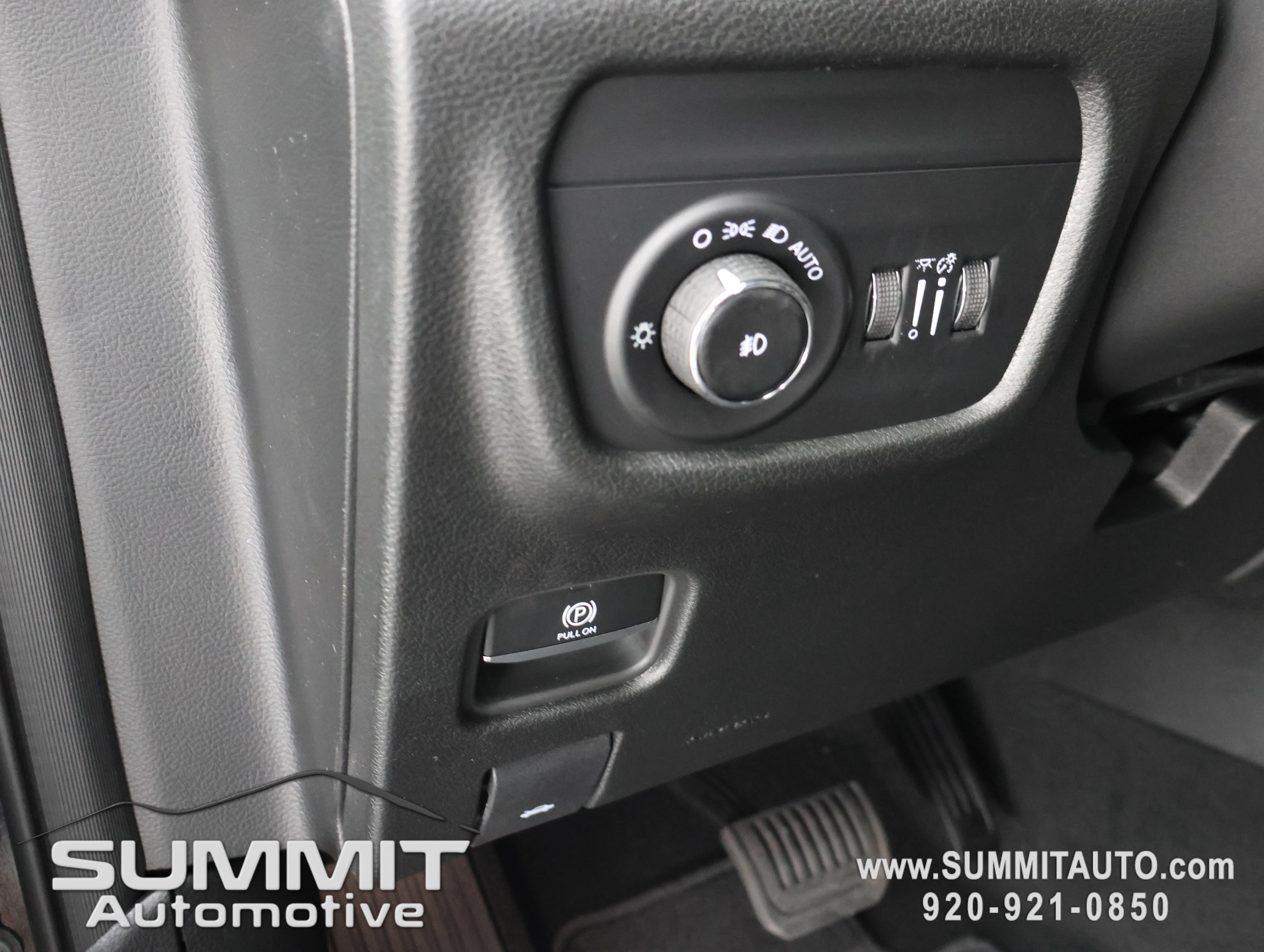 New 2026 Diamond Black Crystal Pearl-Coat Exterior Paint Jeep Limited image 48