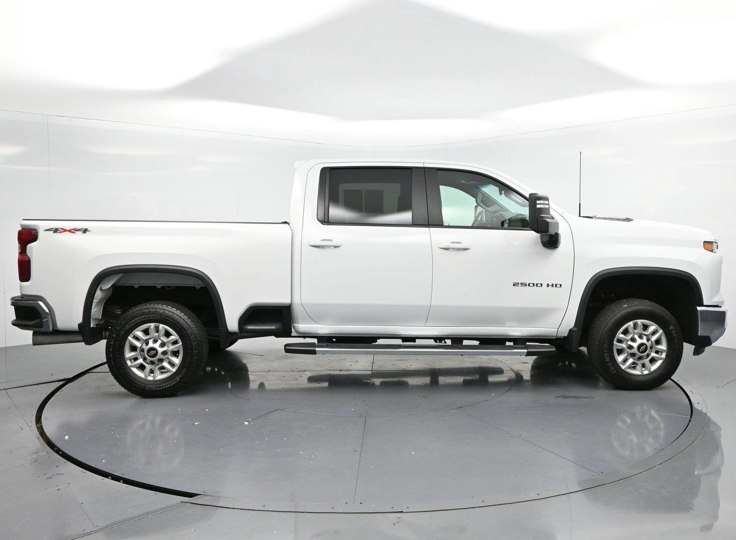 Used 2025 Summit White Chevrolet LT image 8