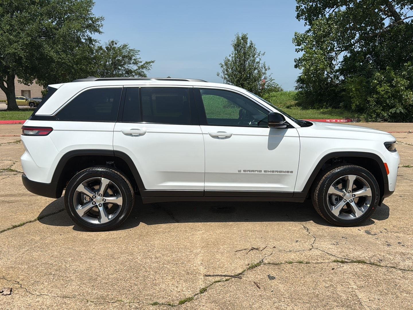 New 2026 Bright White Clear-Coat Exterior Paint Jeep Limited image 8