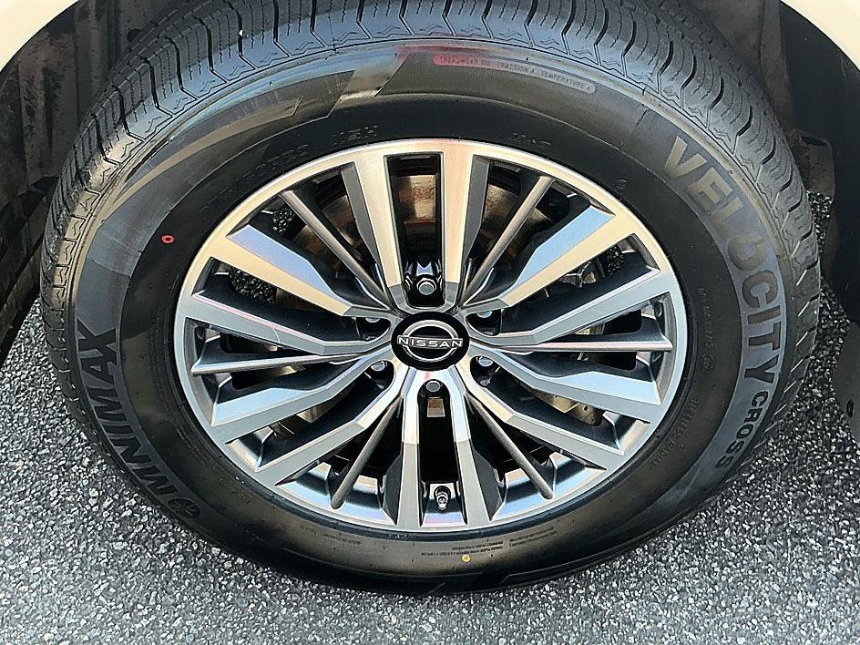Used 2022 Brilliant Silver Metallic Nissan SL image 9