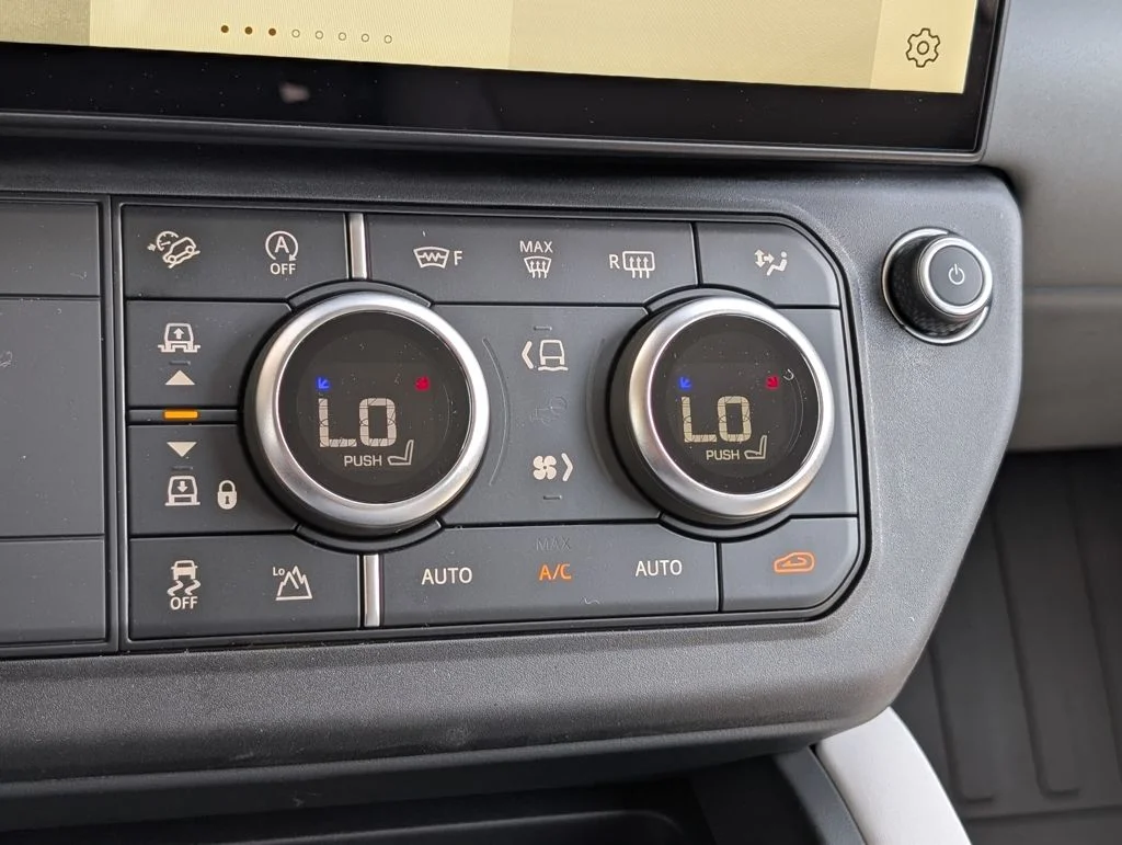 New 2026 Woolstone Green Land Rover X-Dynamic SE image 17