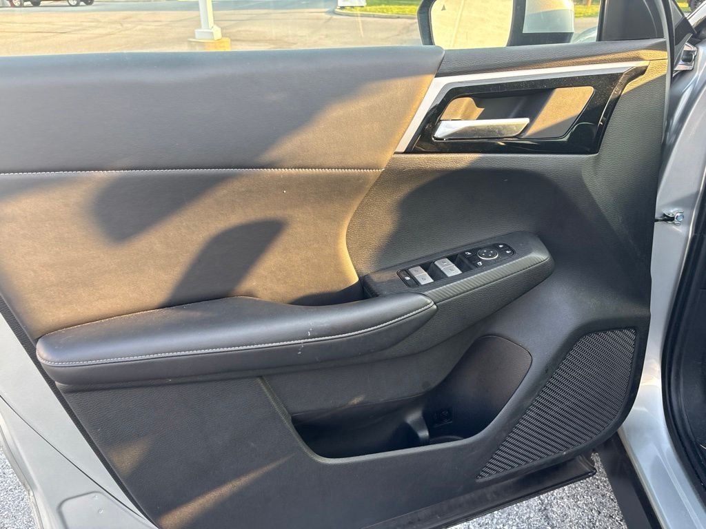 Used 2022 Silver Mitsubishi SE image 7