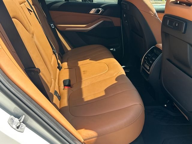 Used 2021 White BMW xDrive40i image 15