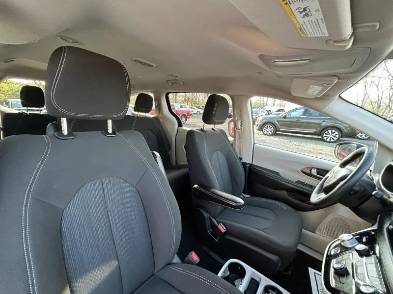Used 2021 Black Chrysler L Minivan 4D image 24