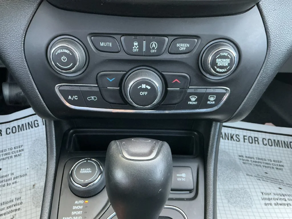 Used 2019 Red Jeep Latitude Plus image 22
