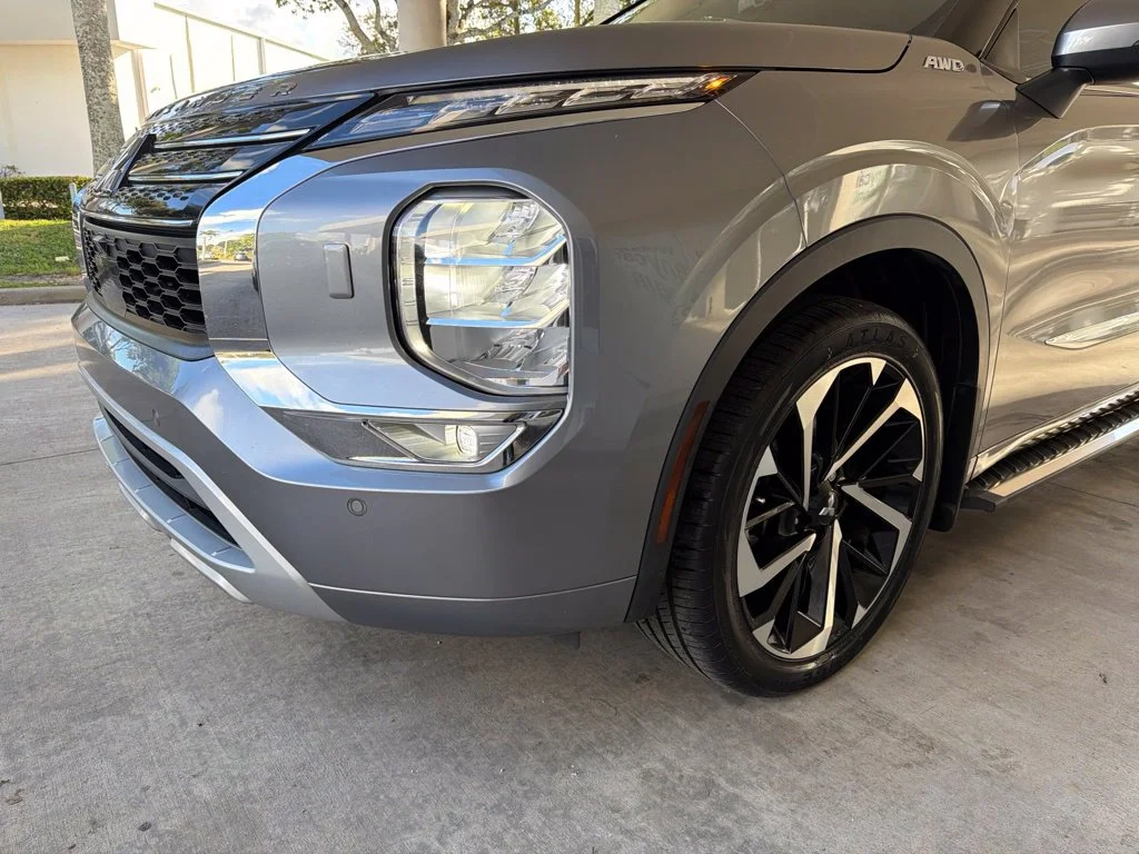 Used 2022 Silver Mitsubishi SEL image 13