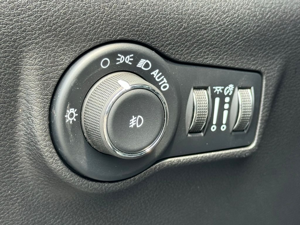 Used 2025 Black Jeep Latitude image 22