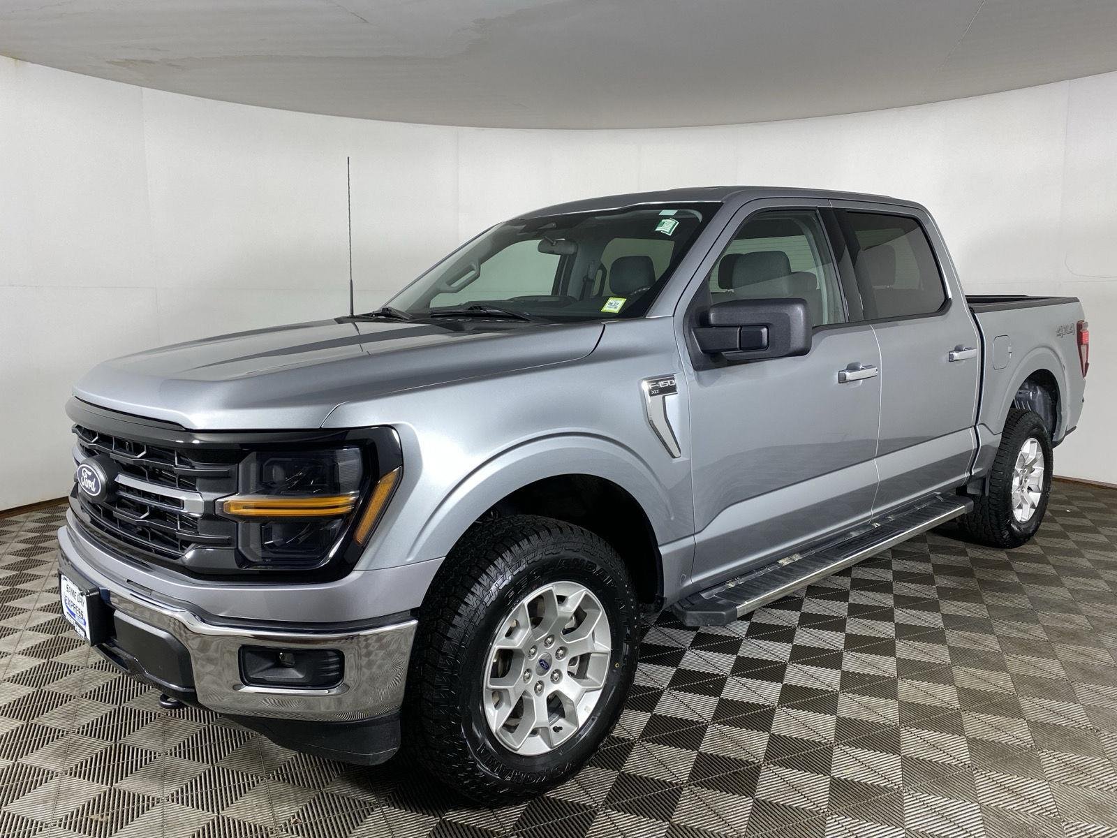 Used 2025 Iconic Silver Ford XLT image 3