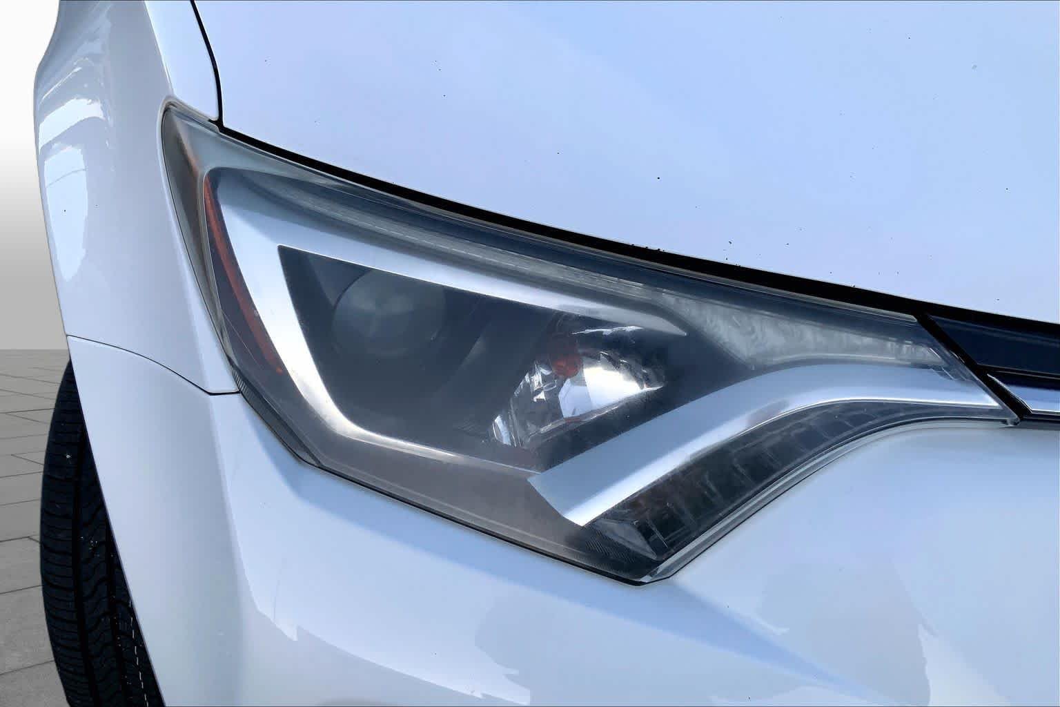 Used 2018 Super White Toyota XLE image 26