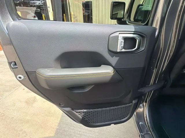 New 2026 Granite Crystal Metallic Clearcoat Jeep Sahara image 12