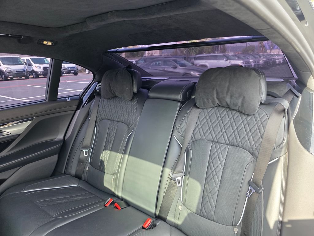 2021 BMW 7 Series M760i - Photo 14