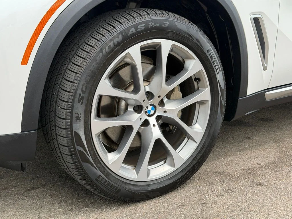 Used 2019 White BMW xDrive40i image 26