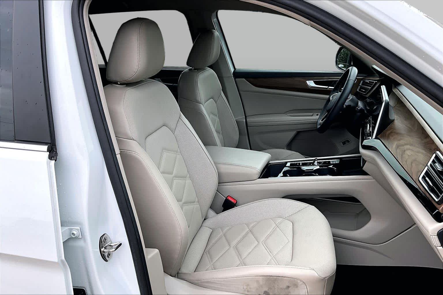 Used 2024 Pure White Volkswagen 2.0T SE w/Technology image 8