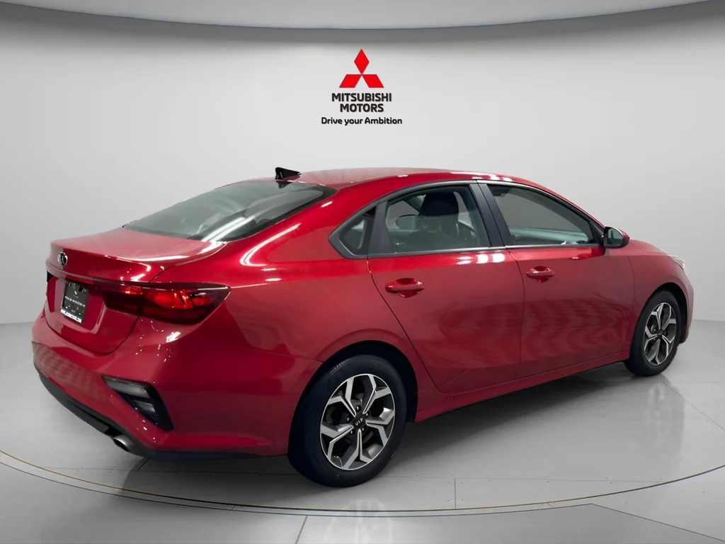 Used 2021 Currant Red Kia LXS image 3