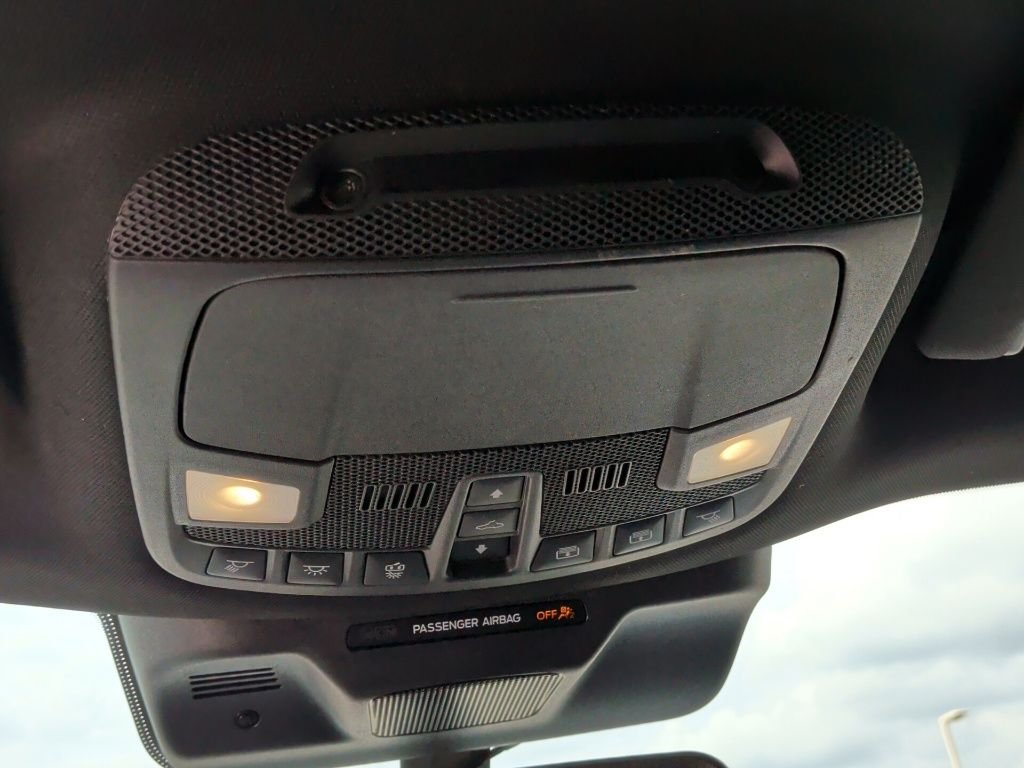Used 2022 White Ford Platinum image 24