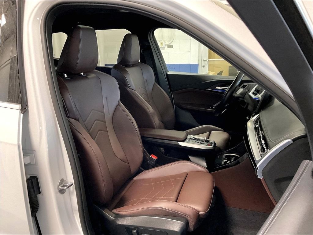 Used 2025 White BMW xDrive28i image 11