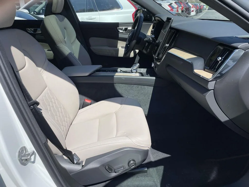 2026 Volvo XC60 Plus - Photo 20