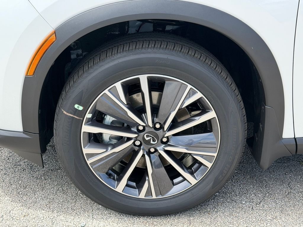 New 2027 RADIANT WHITE INFINITI Luxe FWD image 11