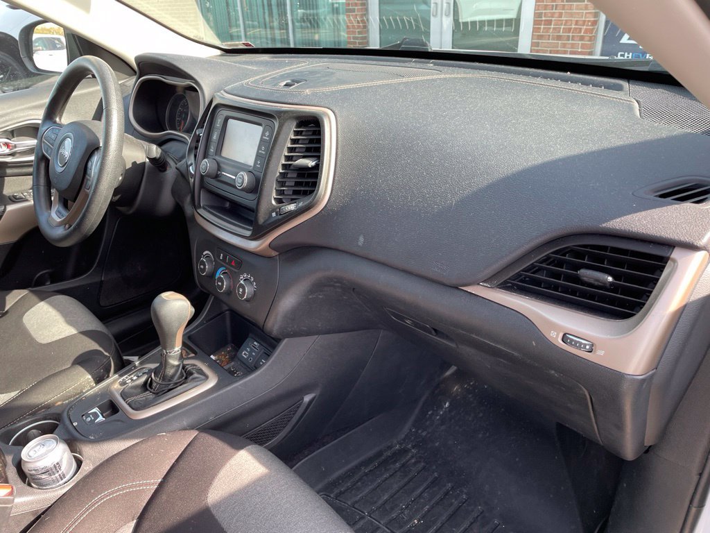 Used 2017 White Jeep Sport image 9