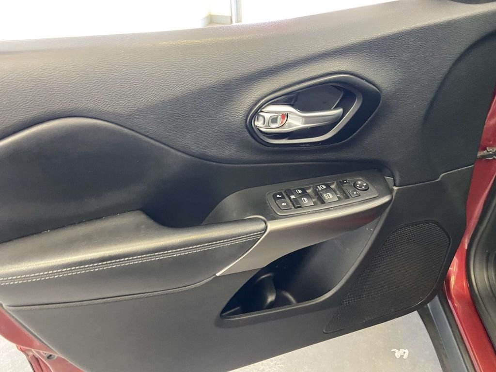 Used 2021 Red Jeep Latitude image 16