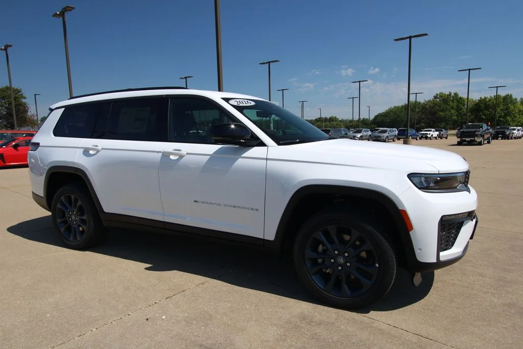 New 2026 Bright White Clear-Coat Exterior Paint Jeep Limited image 3