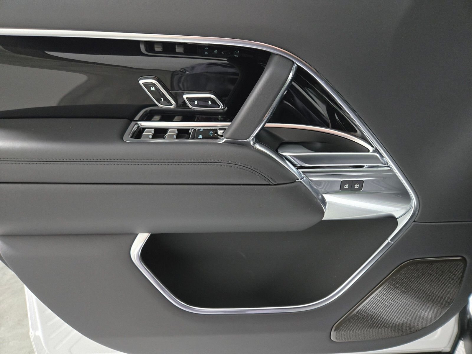 New 2026 Ostuni Pearl White Land Rover Autobiography image 22