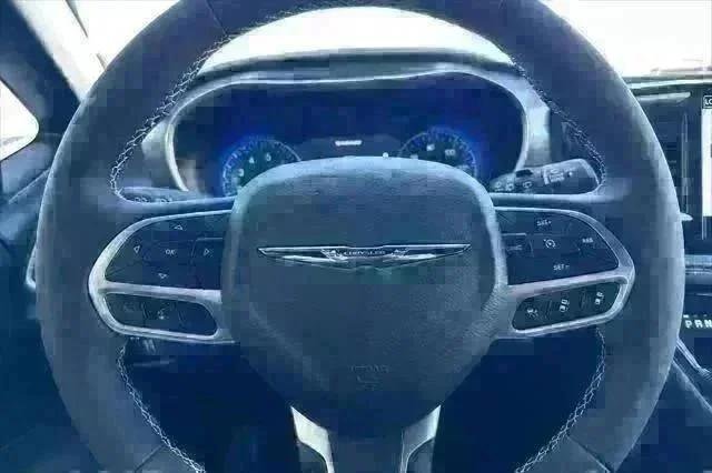 New 2026 Bright White Clear-Coat Exterior Paint Chrysler  image 24