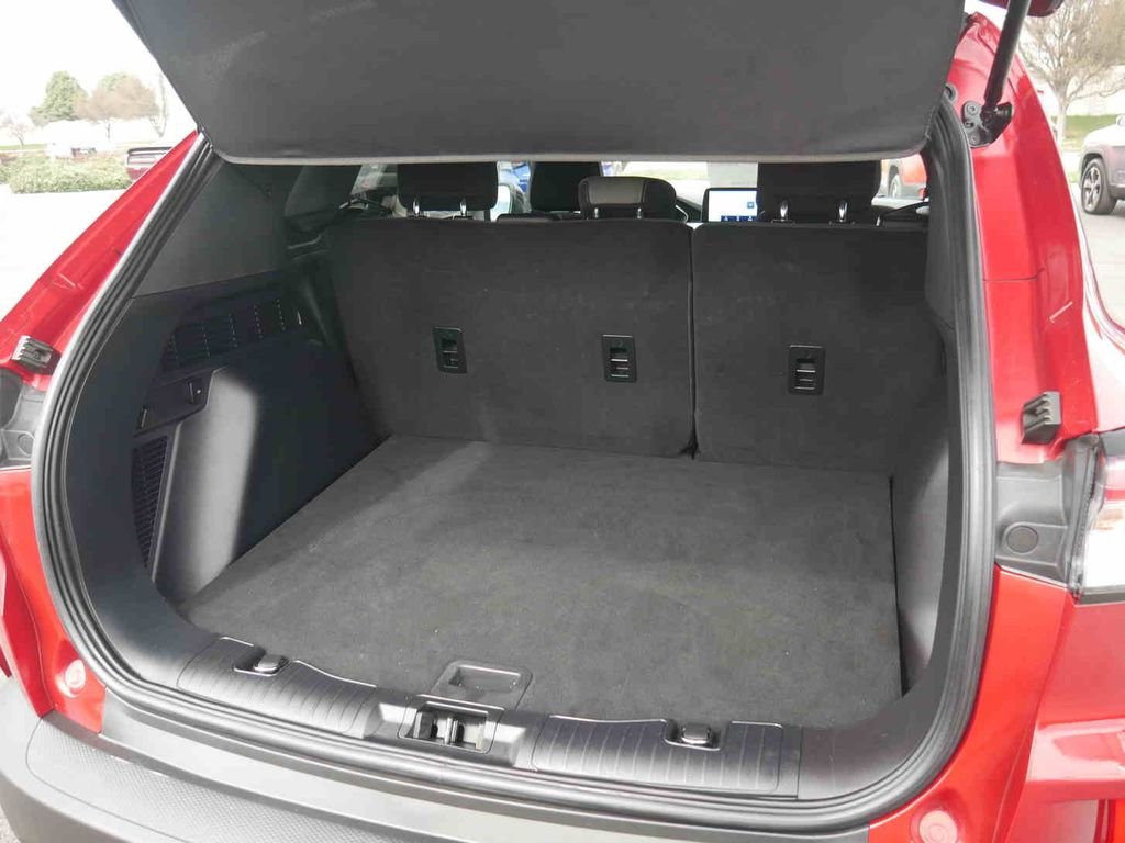 Used 2022 Red Ford SE image 9