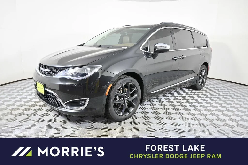 2017 Chrysler Pacifica Limited's photo
