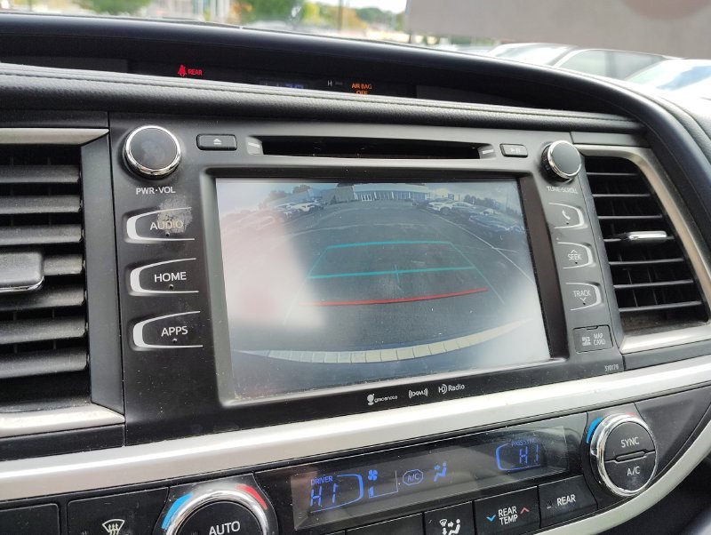 Used 2018 Silver Toyota XLE image 16