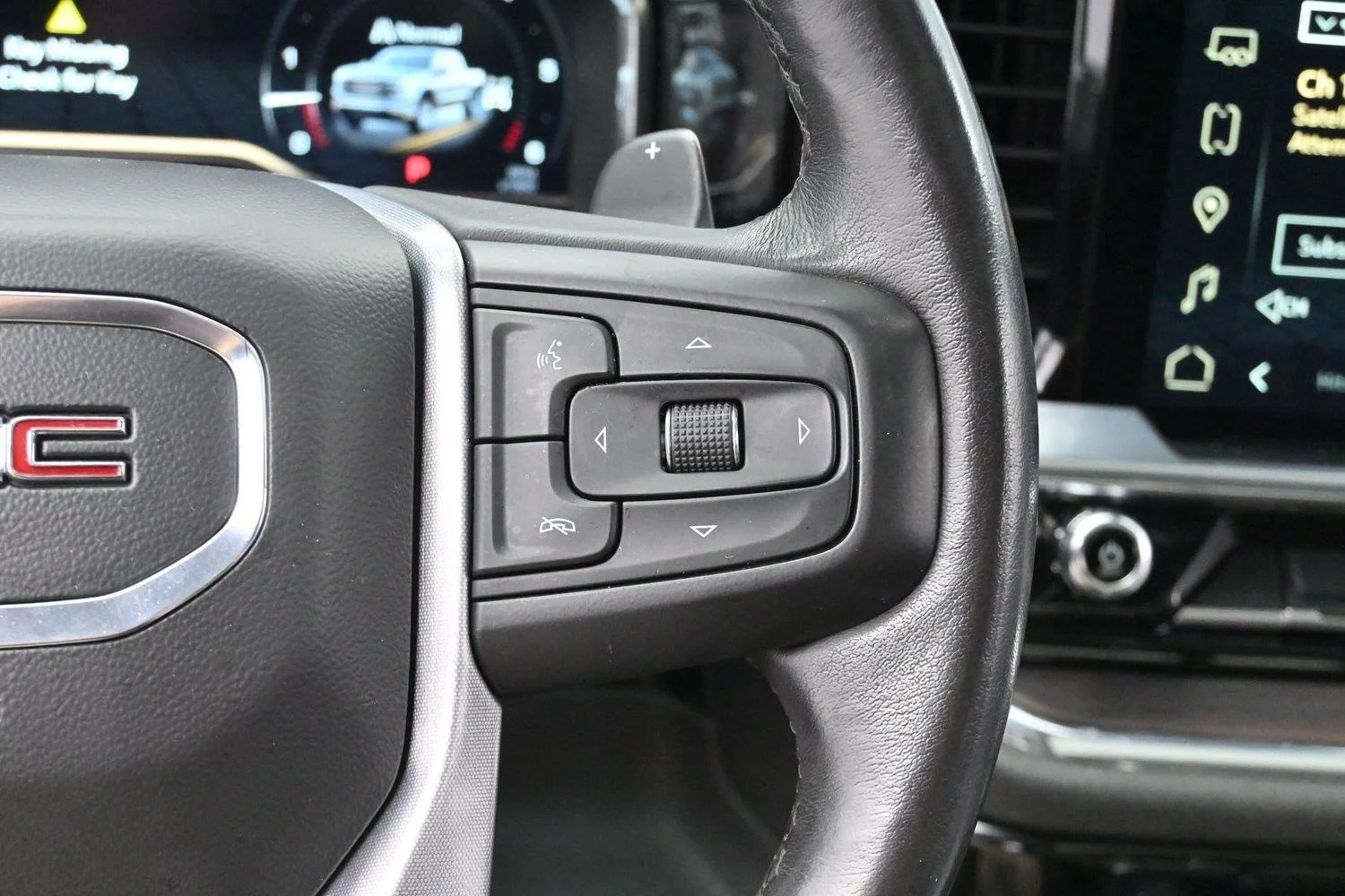 Used 2023 White Frost Tricoat GMC SLT image 16