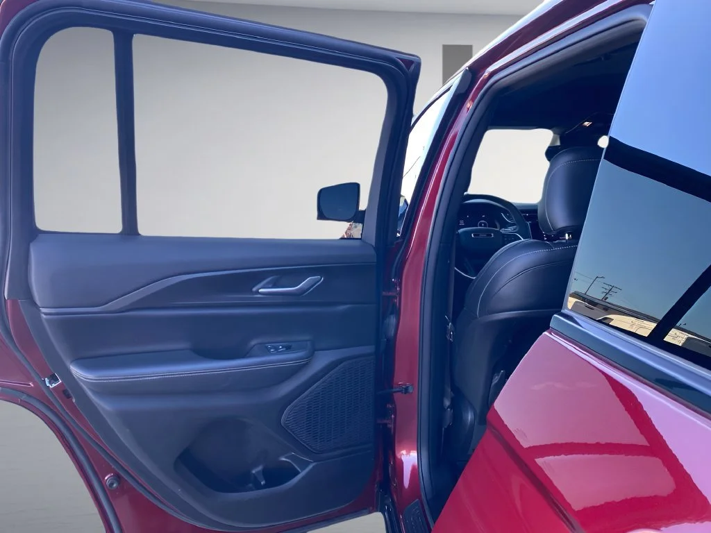 Used 2023 Red Jeep Altitude image 16