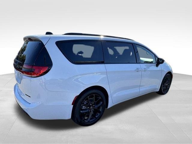 New 2026 Bright White Clear-Coat Exterior Paint Chrysler Limited image 6