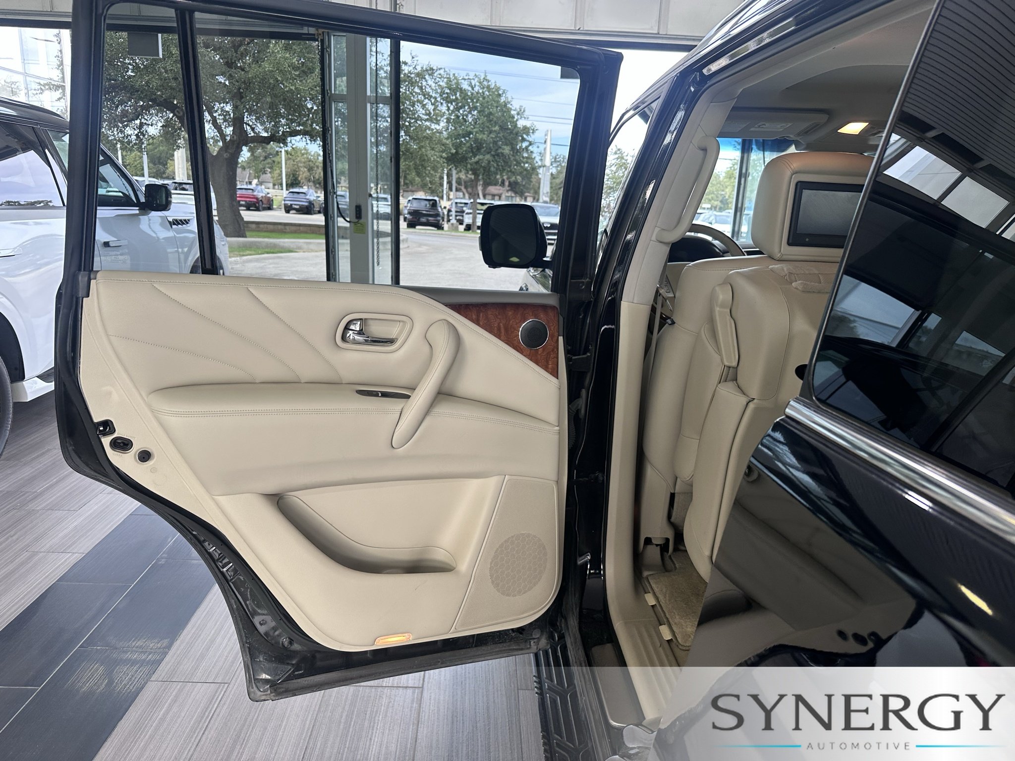 Used 2015 Black Obsidian INFINITI Limited image 26