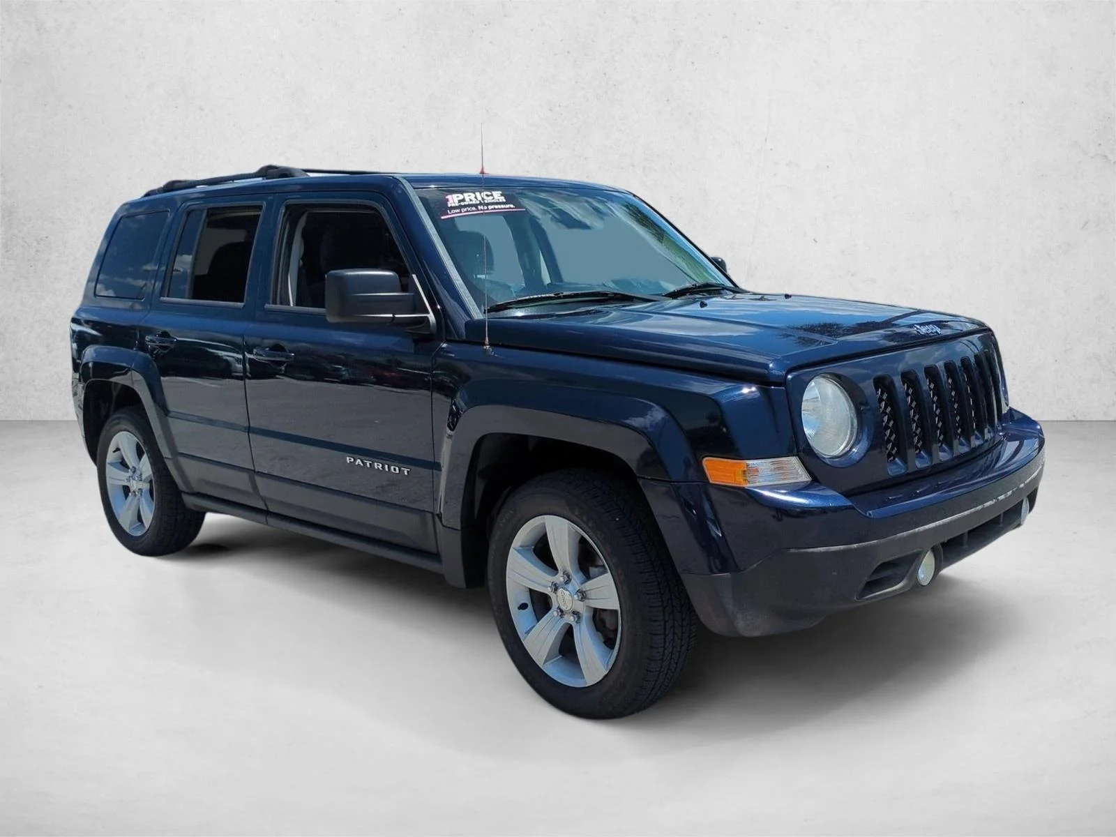 Used 2014 True Blue Pearlcoat Jeep Latitude image 3