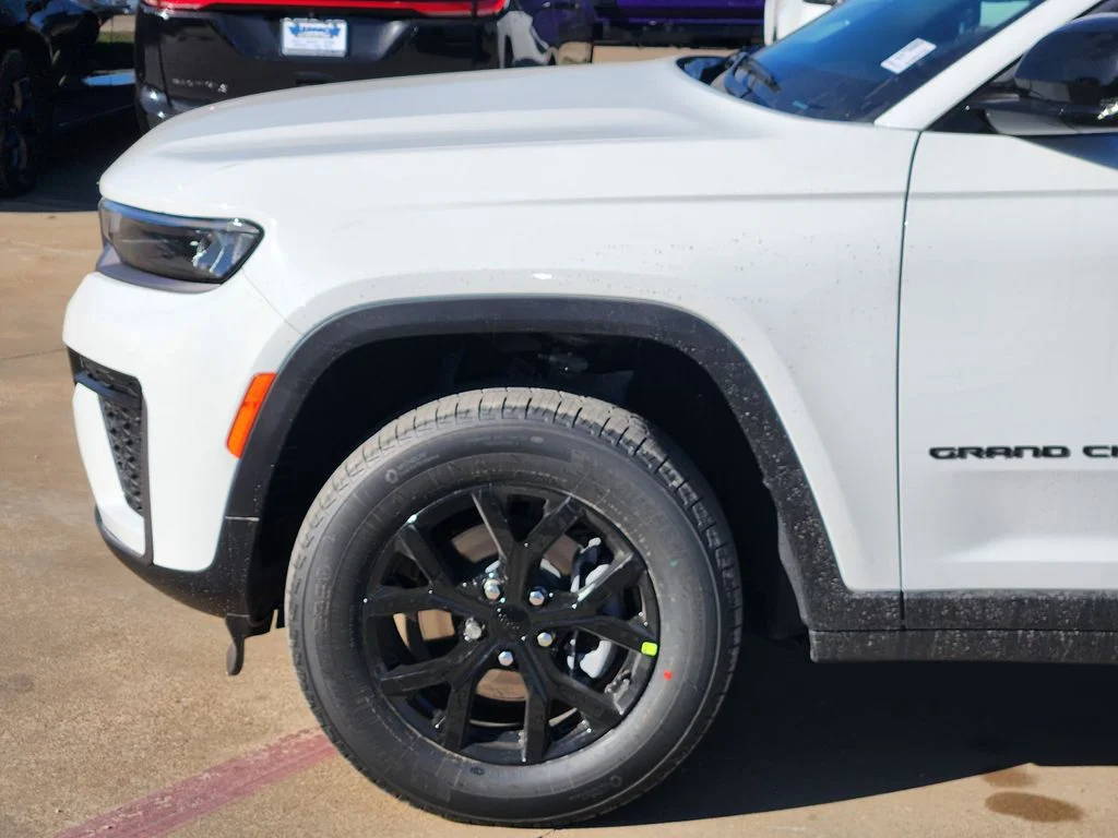 New 2026 Bright White Clear-Coat Exterior Paint Jeep Altitude image 6