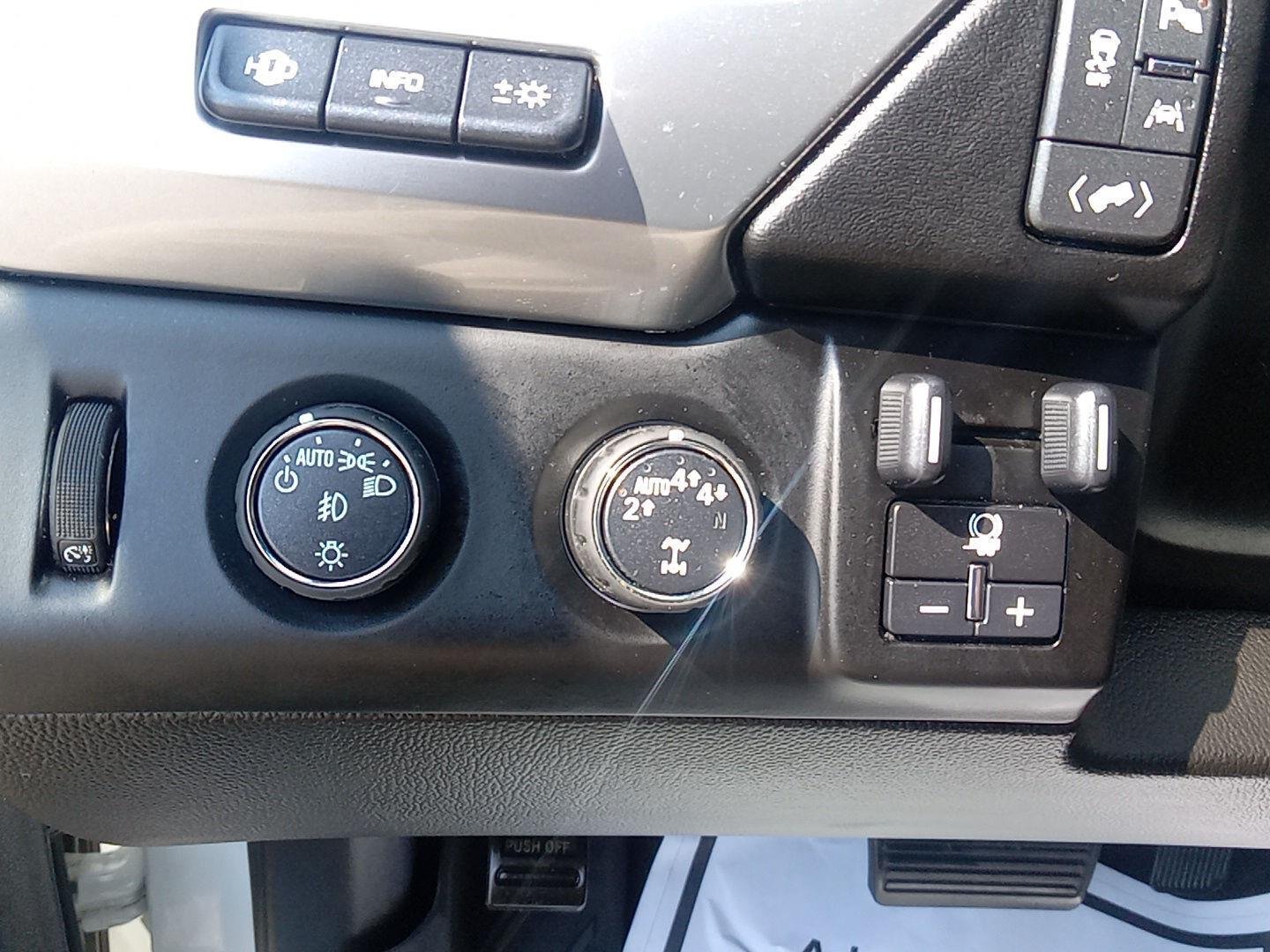 Used 2017 SUMMIT WHITE Chevrolet Premier image 17