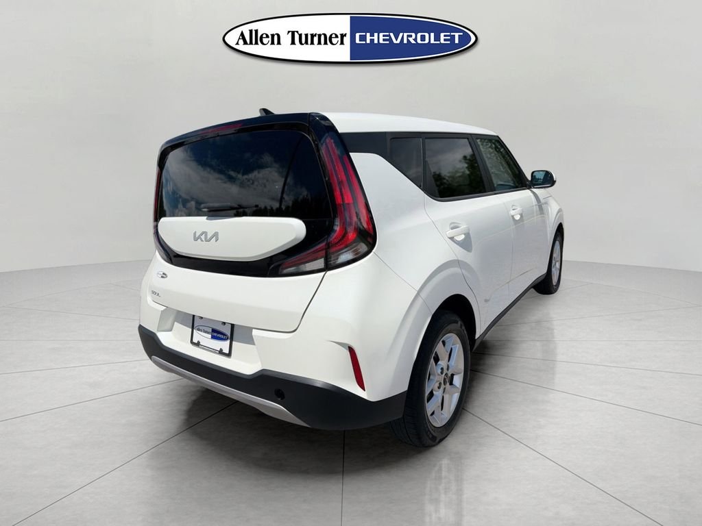 Used 2024 White Kia LX image 4