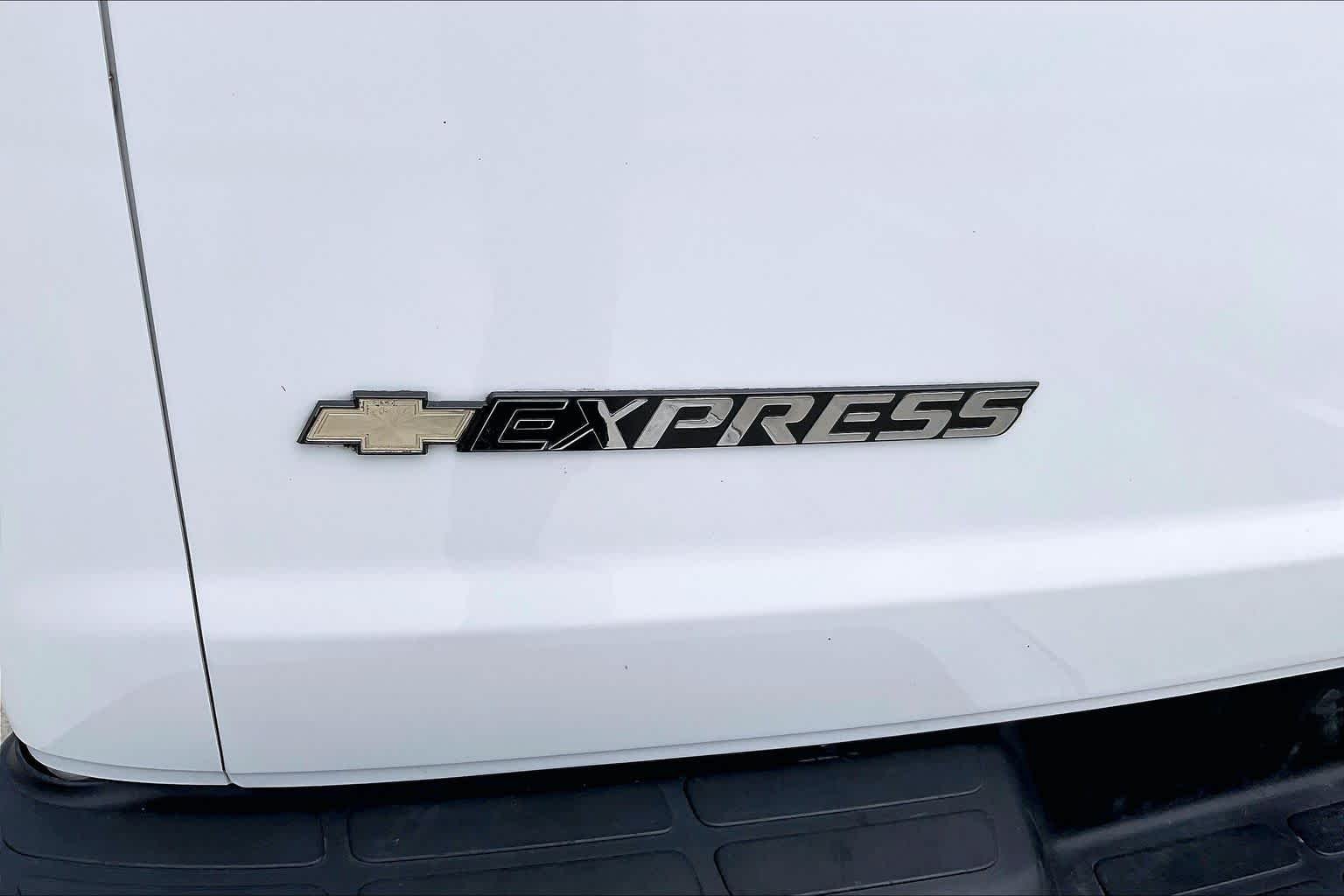 Used 2021 Summit White Chevrolet  image 26