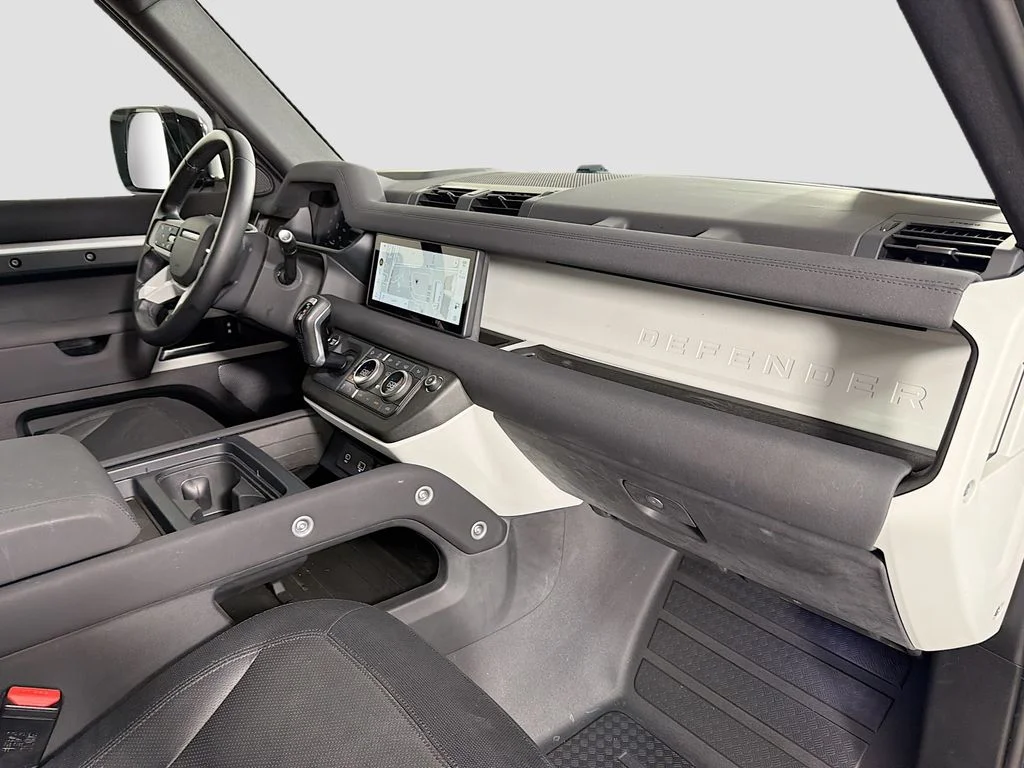 Used 2023 White Land Rover X-Dynamic SE image 31