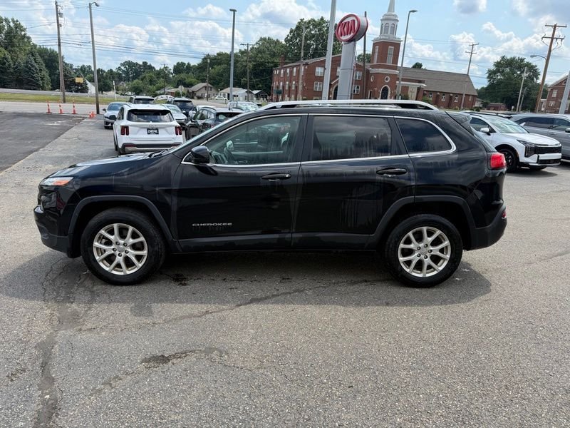 Used 2017 Black Jeep Latitude image 5